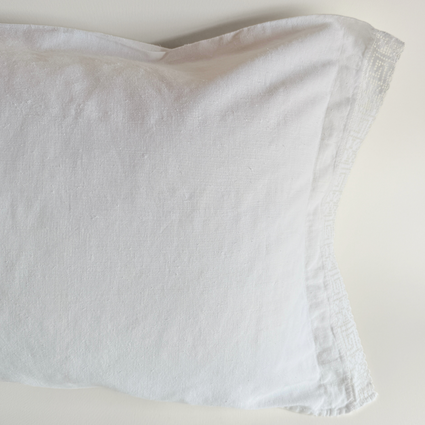 Federe in lino pesante con bordo all'uncinetto | Monogramma SV · Set di 2