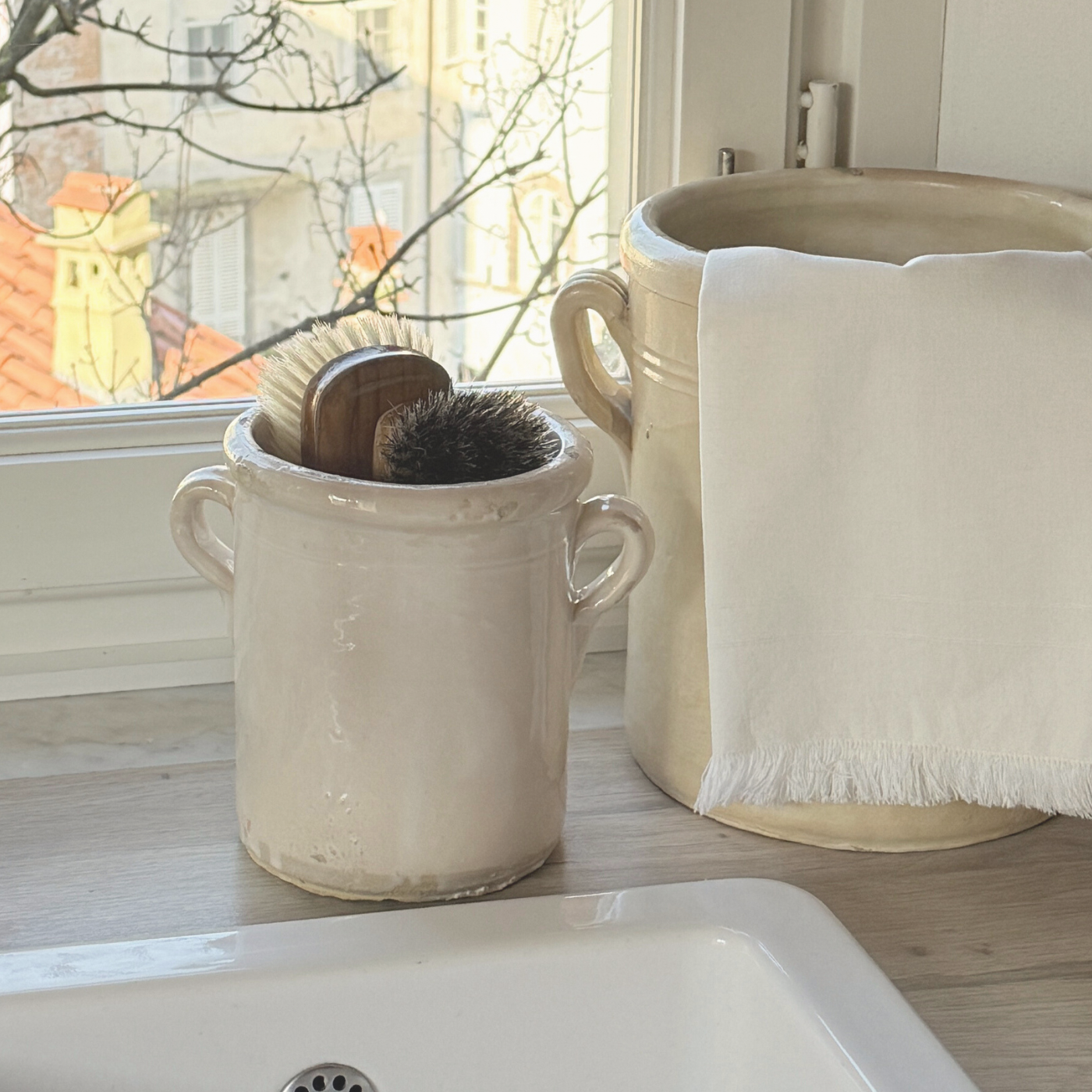 Ergonomic Venus cleaning brushes for shoes, carpet, sofa, and clothing antique ceramic jar linen kitchen towel