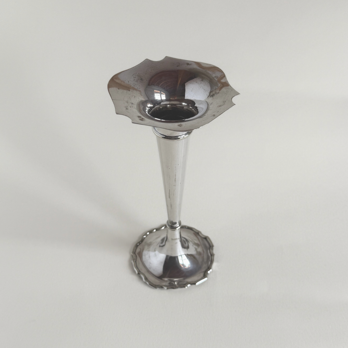 Clifford & Tull silver-plated trumpet bud vase — full form view, H 20 cm, developed patina across body