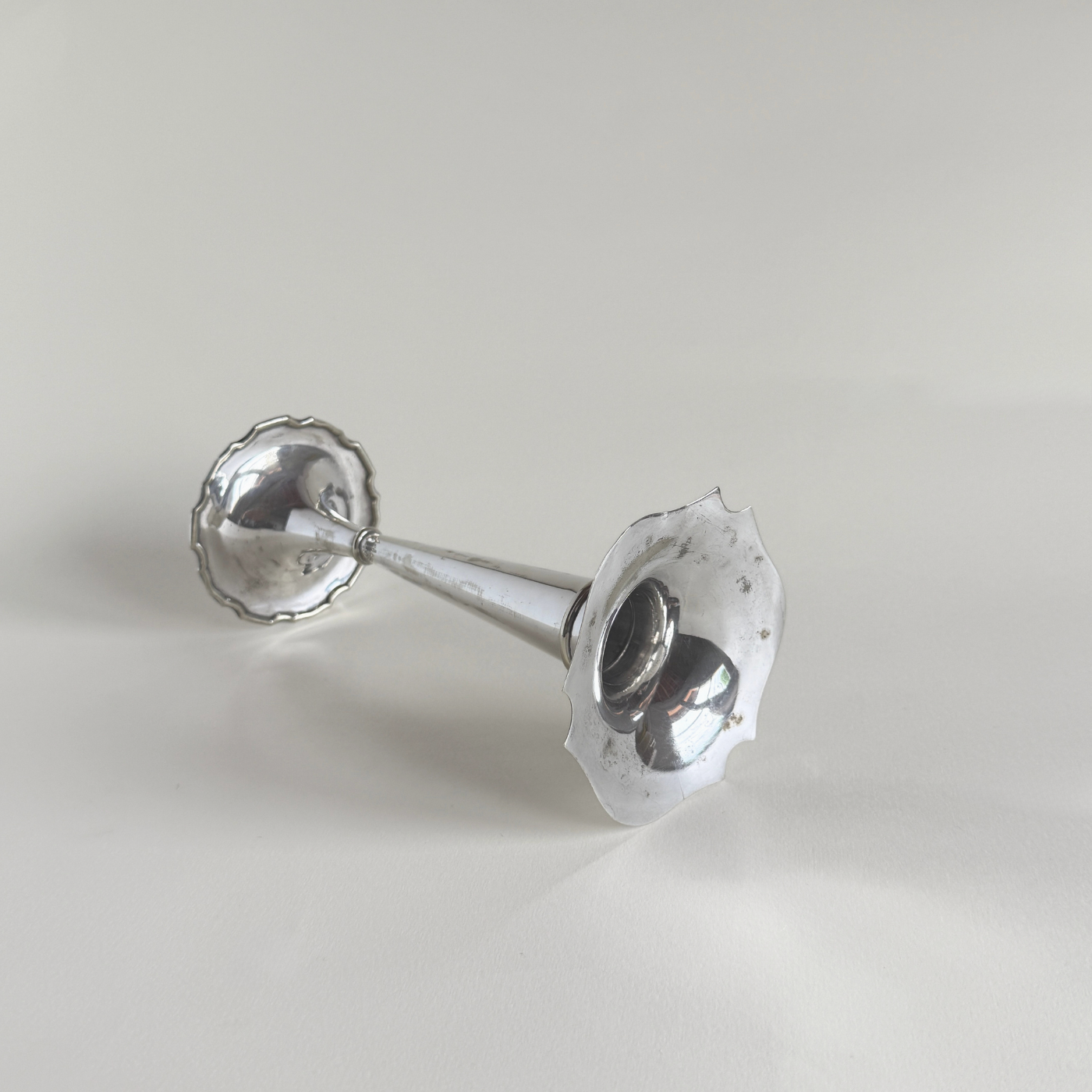 Side profile of Clifford & Tull silver-plate trumpet bud vase — flared rim Ø 9.5 cm, circular base Ø 8 cm