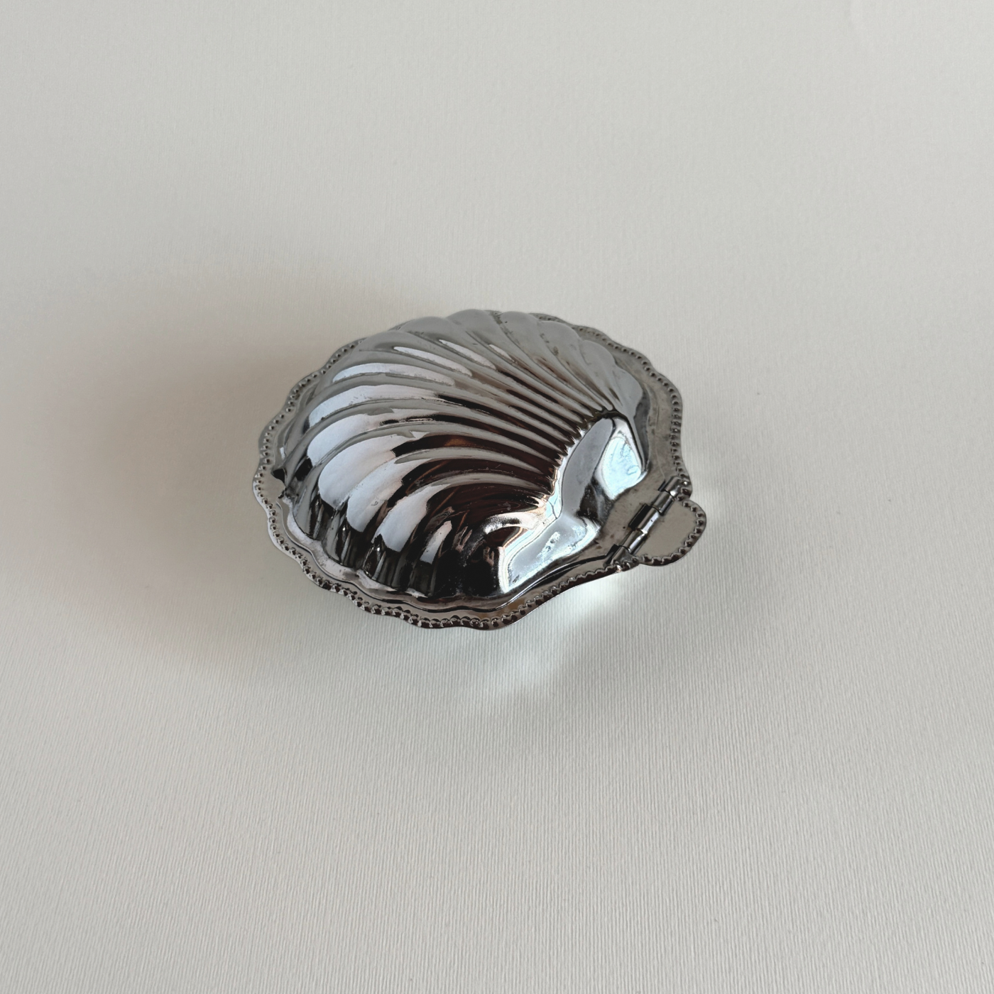 Burriera in metallo argentato | Forma a conchiglia