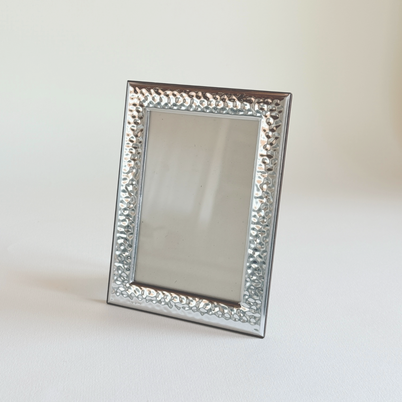 Silver plated hammered photo frame in silver and brown wood, holds 13 x 9 cm photograph