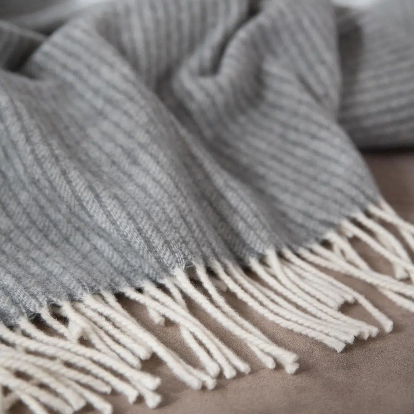 Throws-cashmere-wool-grey_-pearl-blanket