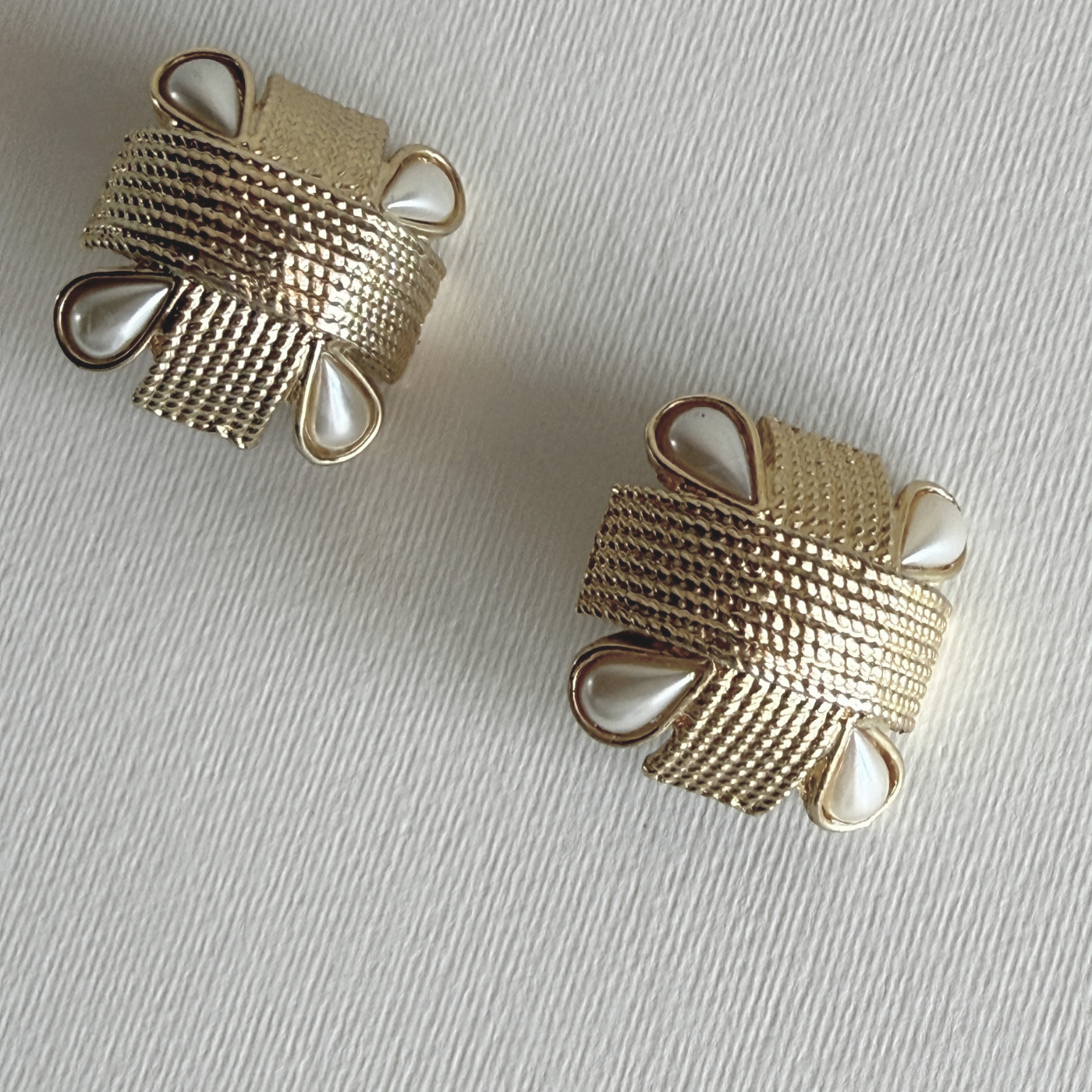 Boucles d'oreilles clip carrées | Perle et corde · années 1980