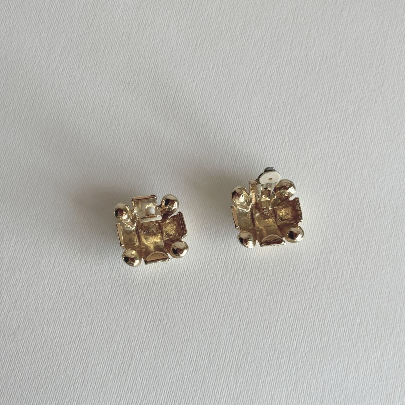 Boucles d'oreilles clip carrées | Perle et corde · années 1980