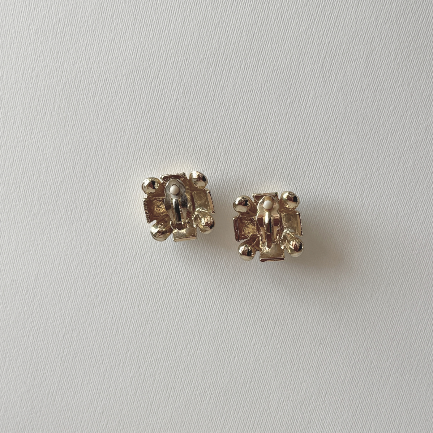 Boucles d'oreilles clip carrées | Perle et corde · années 1980