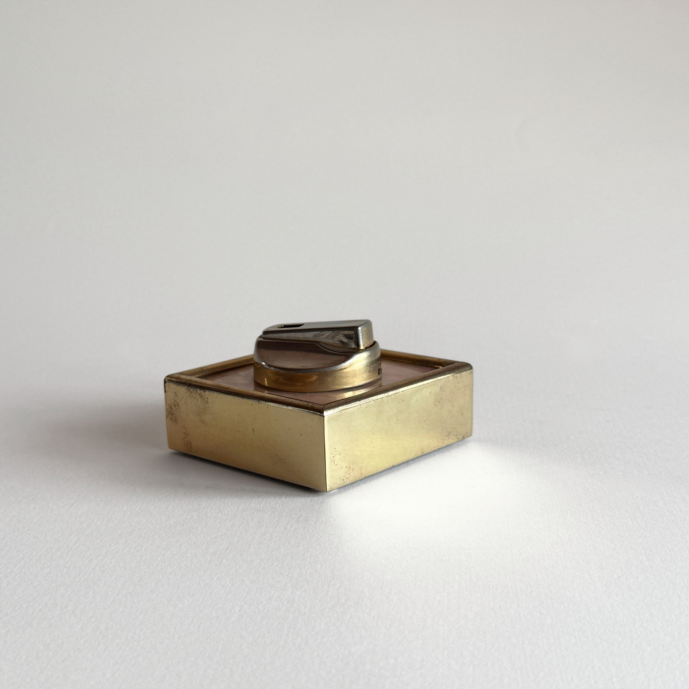 Table Lighter | Mother-of-Pearl · Gold