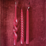 Trio di candele coniche bordeaux in paraffina, spirale, tortiglione e conica, di Cereria Graziani, Italia