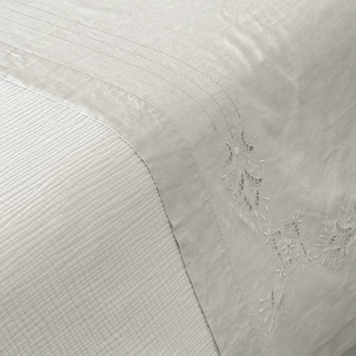 Full linen bedding set with pillowcases and sheet in pristine structured condition