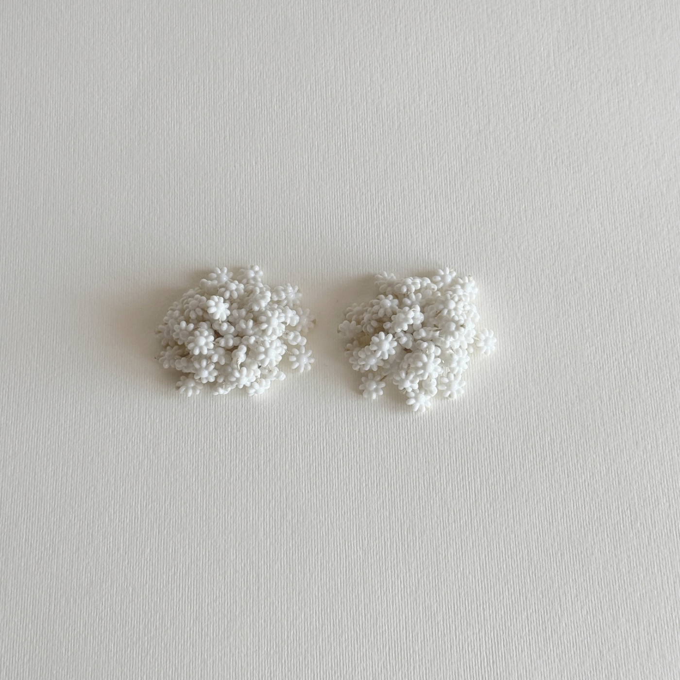 Boucles d'oreilles clip fleurs blanches | Cousues main · années 1960