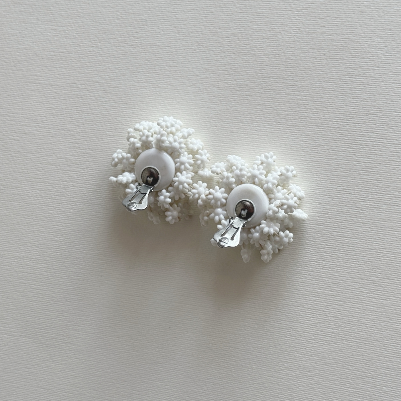 Boucles d'oreilles clip fleurs blanches | Cousues main · années 1960