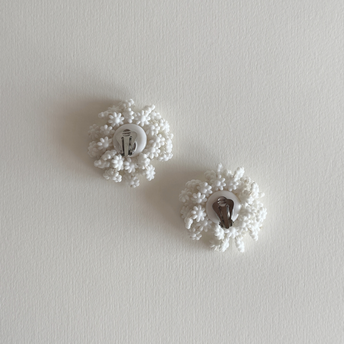 Boucles d'oreilles clip fleurs blanches | Cousues main · années 1960