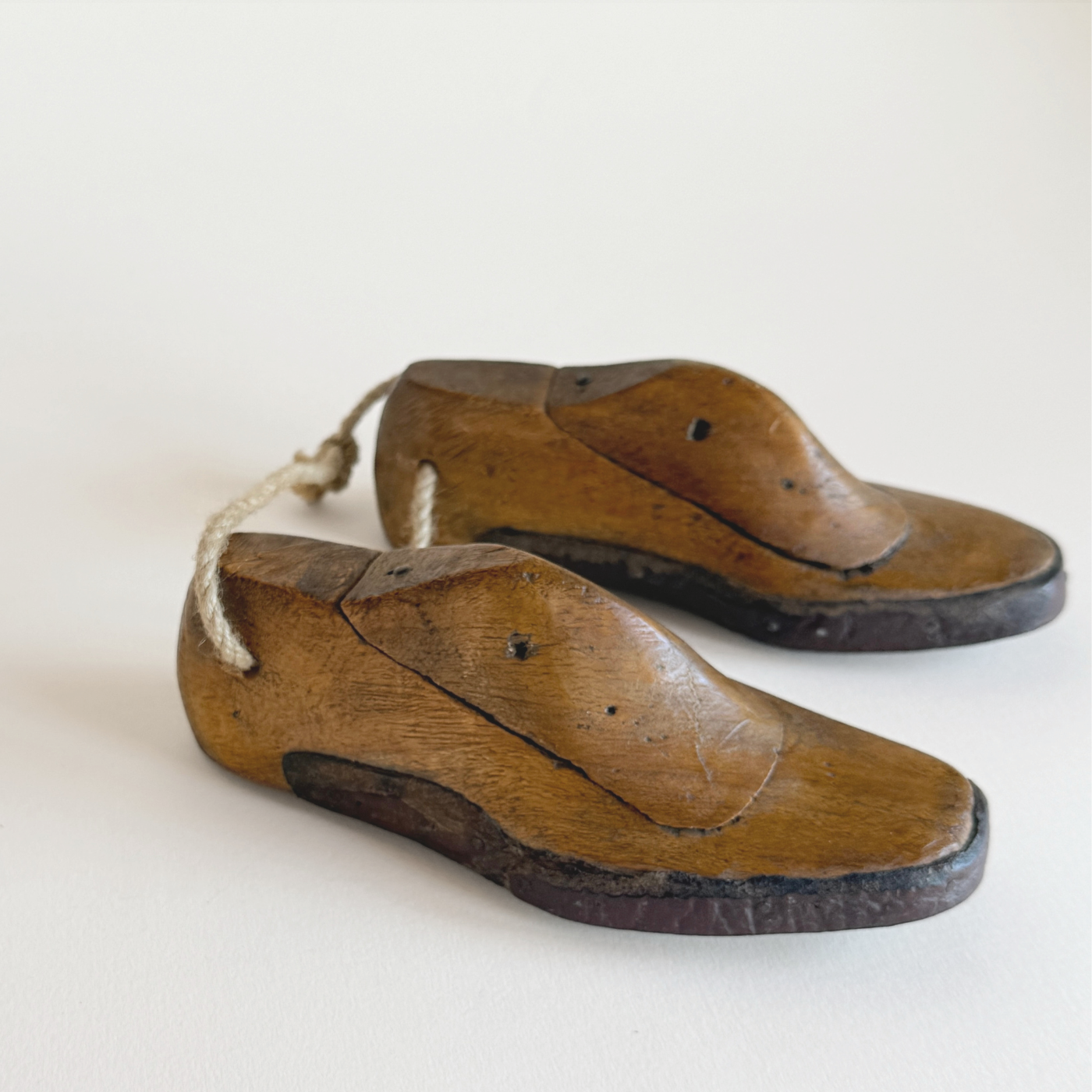 Set de 2 formes à chaussure italiennes anciennes, bois massif brun patiné taille enfant, Art déco 1920–1930