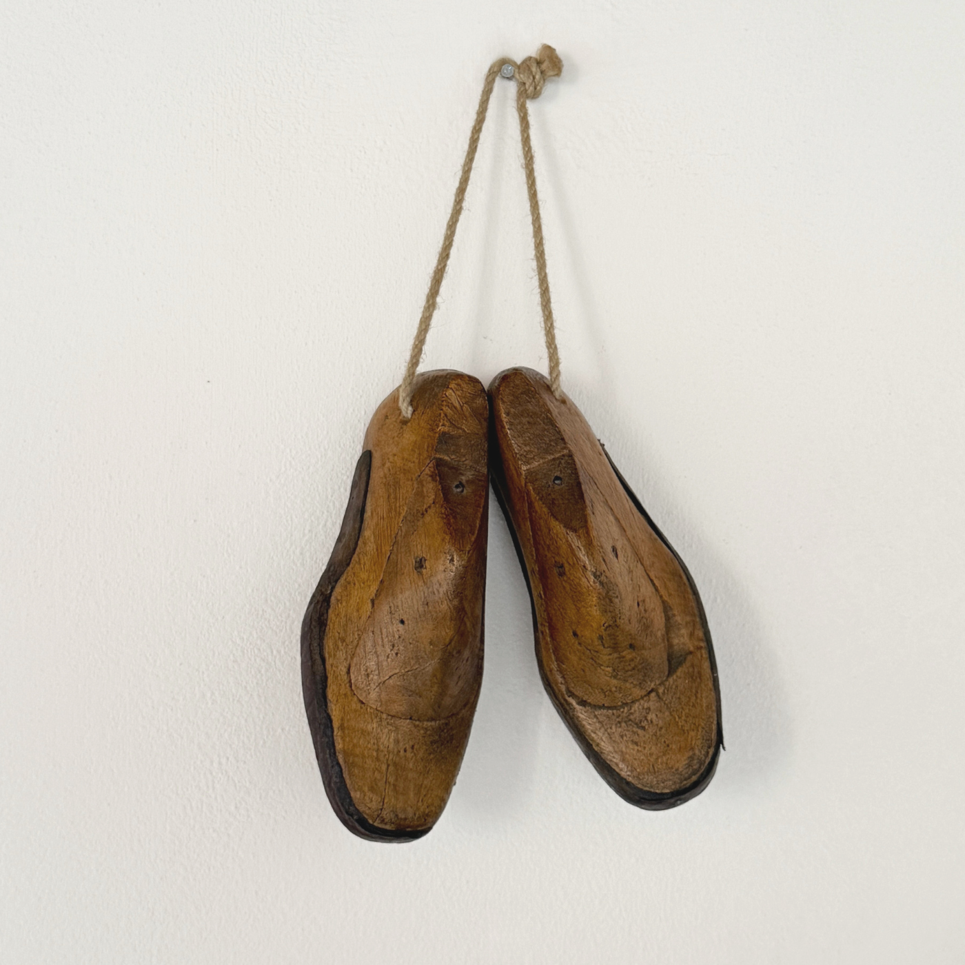 Formes à chaussure toscanes anciennes pour enfant, paire en bois massif brun à patine ancienne, Art déco 1920–1930