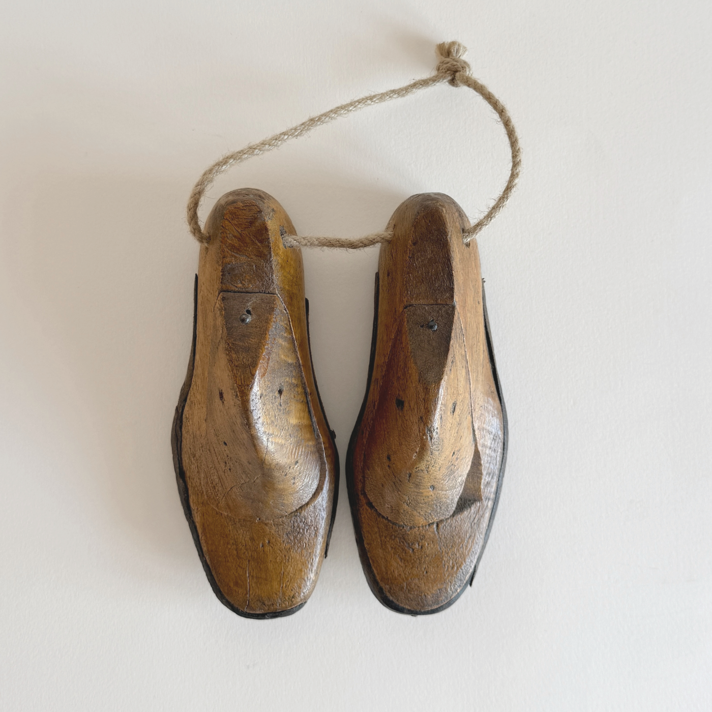 Paire de formes à chaussure toscanes Art déco en bois brun, objets décoratifs anciens taille enfant, Italie 1920