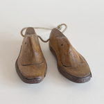 Formes à chaussure anciennes en bois brun de Toscane, paire taille enfant à patine profonde, décor Art déco 1930