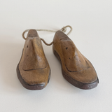 Formes à chaussure anciennes en bois brun de Toscane, paire taille enfant à patine profonde, décor Art déco 1930