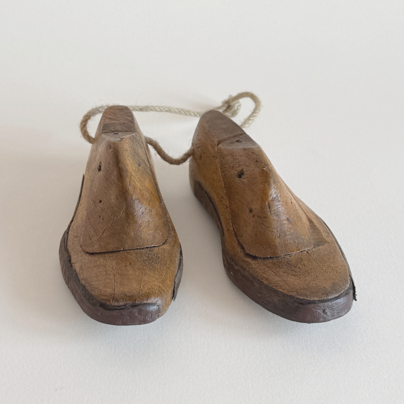 Formes à chaussure anciennes en bois brun de Toscane, paire taille enfant à patine profonde, décor Art déco 1930