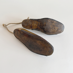 Formes à chaussure toscanes anciennes, formes enfant en bois brun tournées à la main avec patine, époque Art déco, Italie