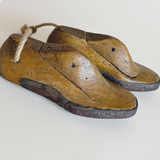 Set de 2 formes à chaussure anciennes de Toscane, objets décoratifs enfant en bois massif brun, 1920–1930