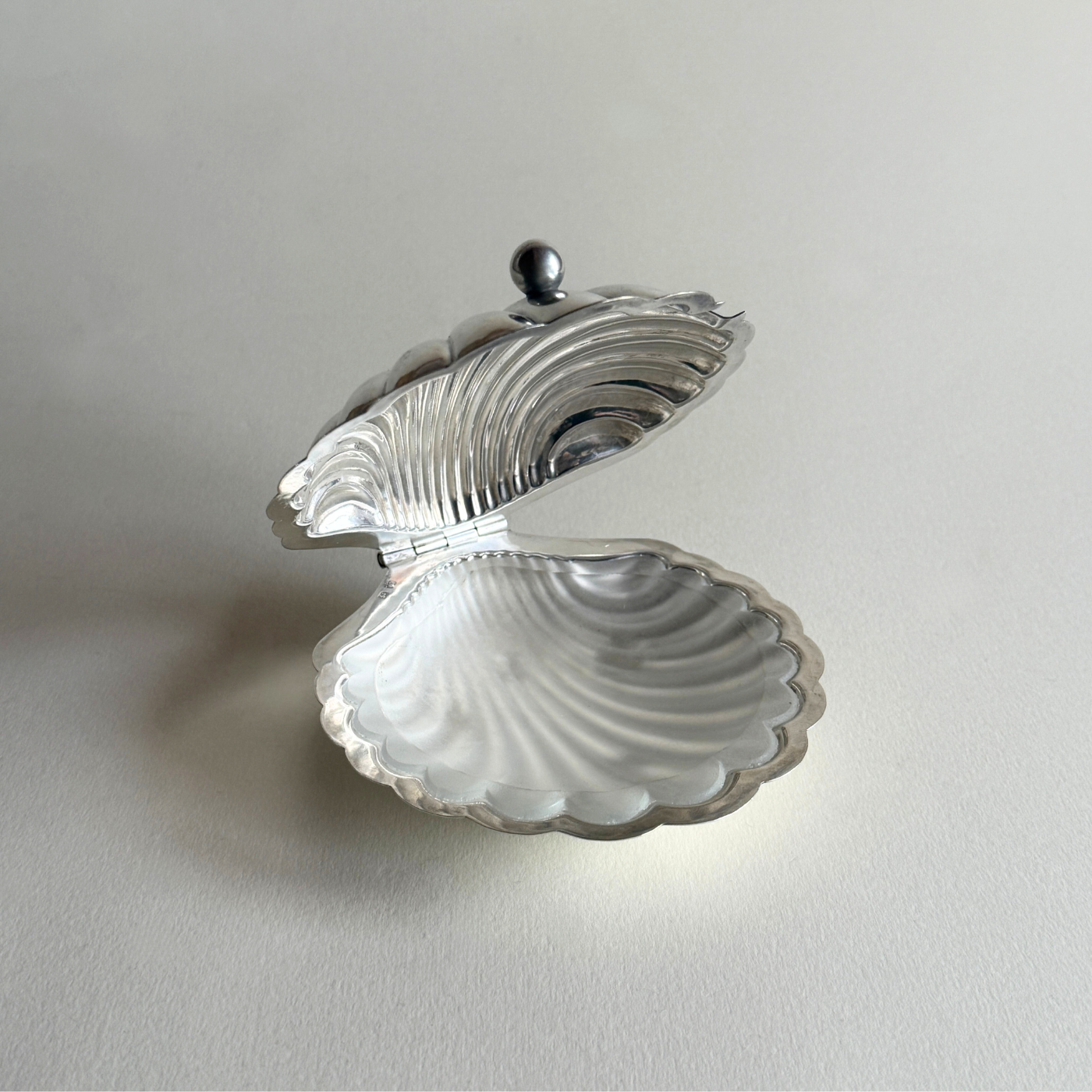 Deschamps Frères silver‑plated shell dish with subtle patina, 12x8x3 cm