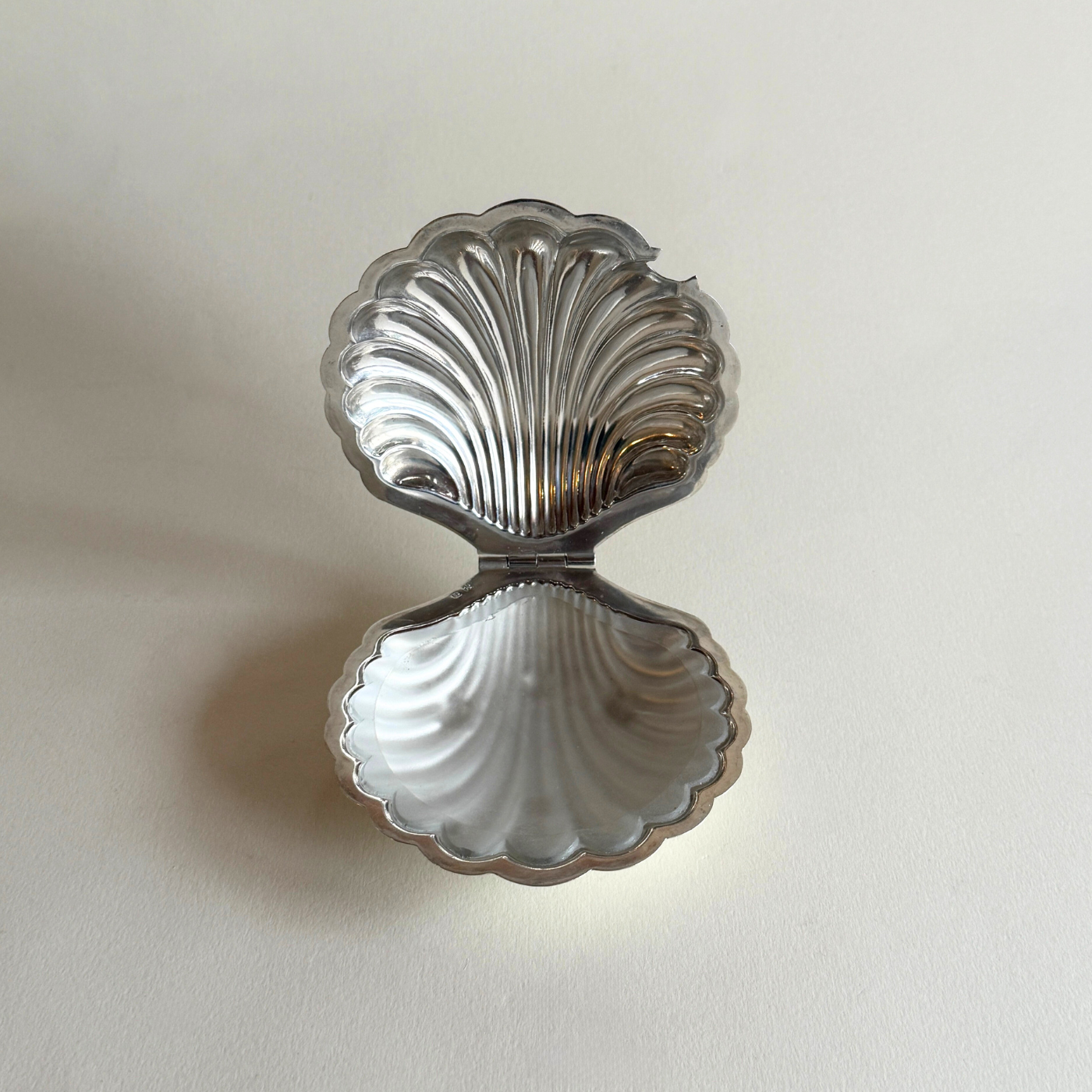 Deschamps Frères silver‑plated shell dish with subtle patina, 12x8x3 cm
