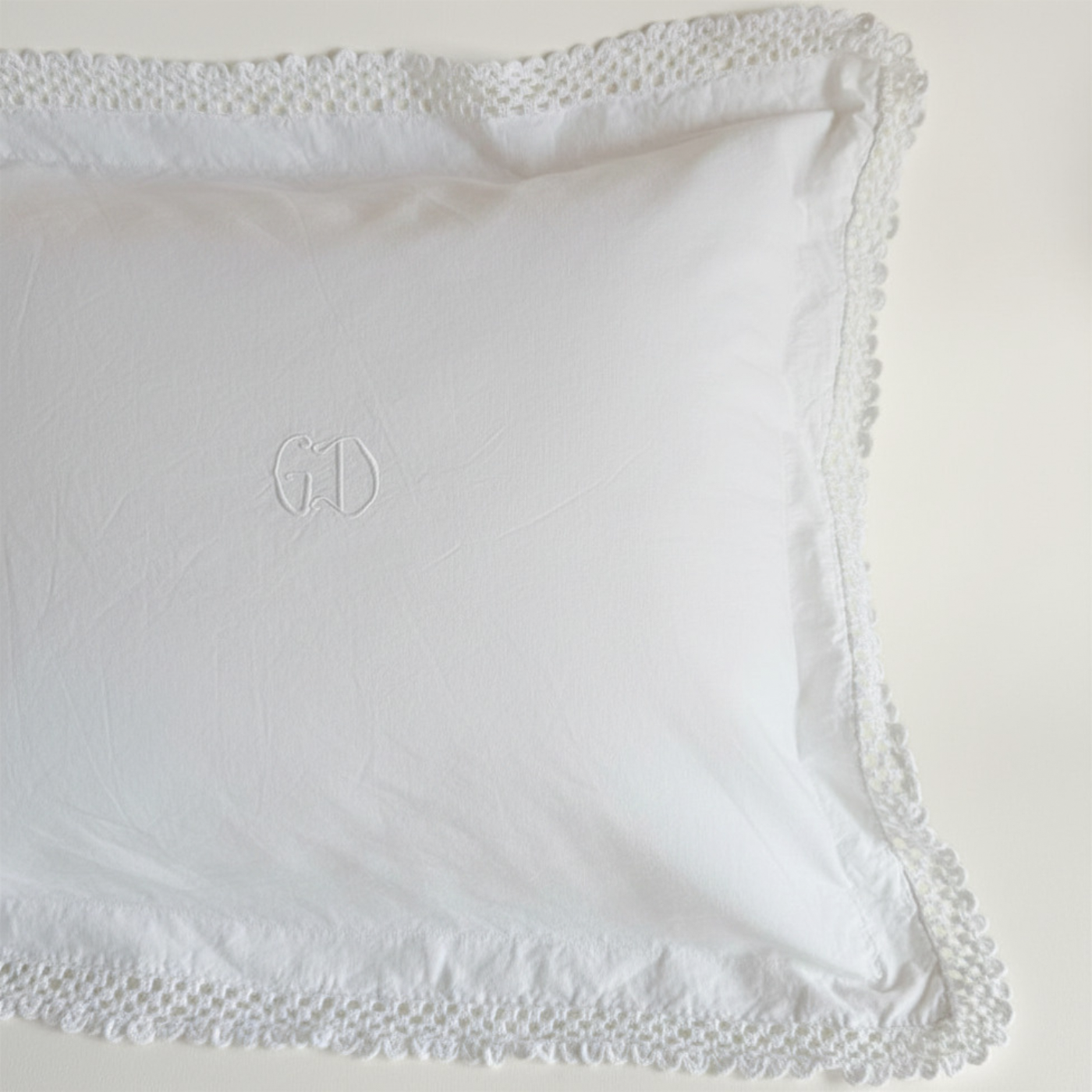 Federe con bordo all'uncinetto | Monogramma GD · Set di 2