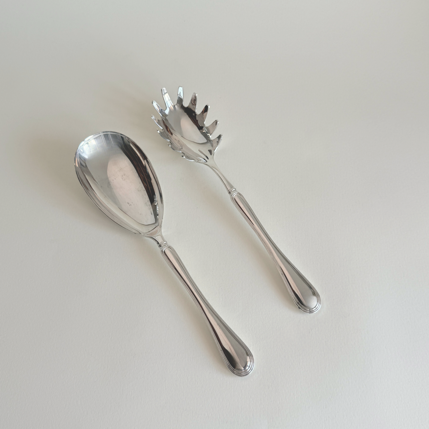 Silver plated Sheraton serving set with fiddle-and-thread pattern in warm silver tone, Italian made, 1990s