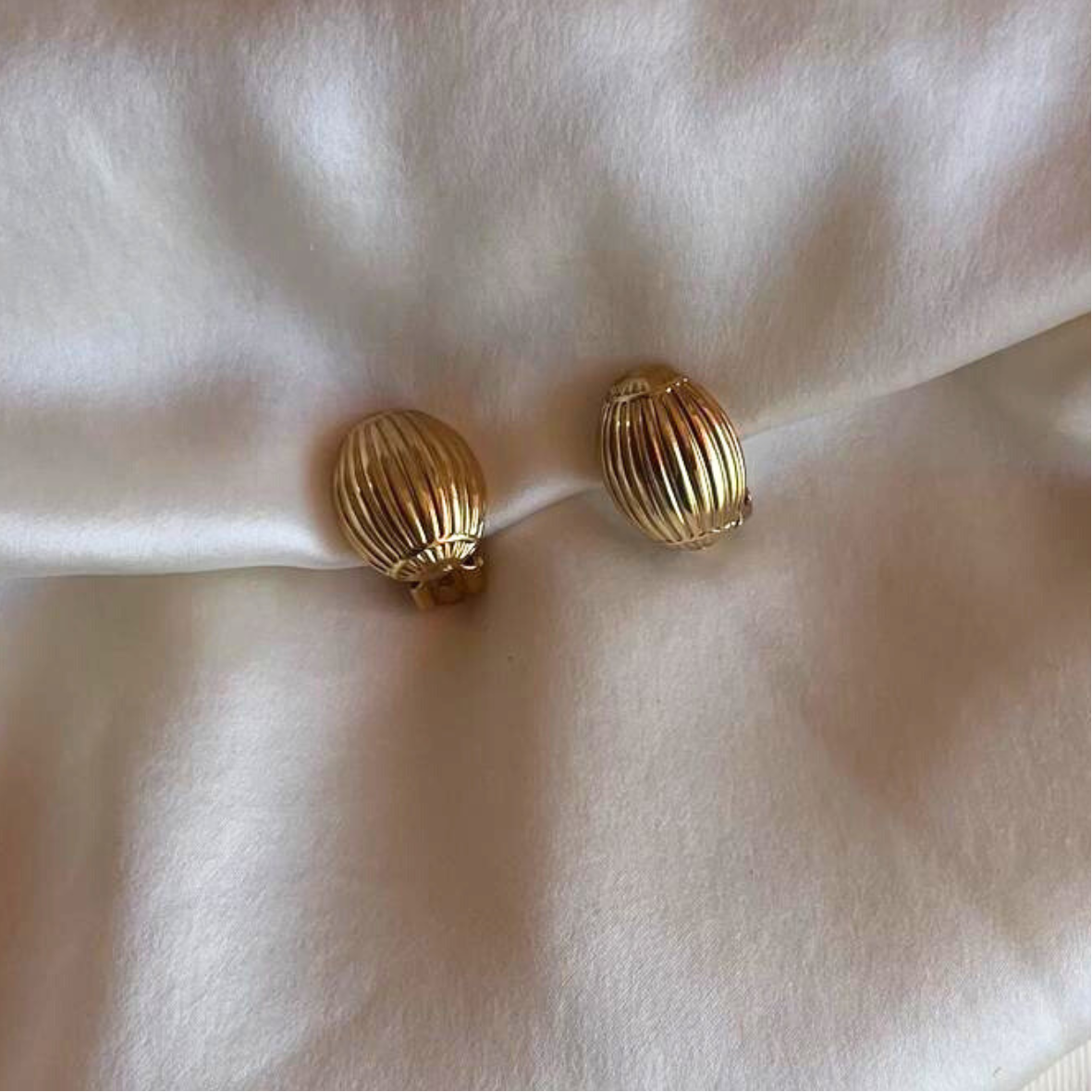 Small golden oval clip earrings, elegant vintage design