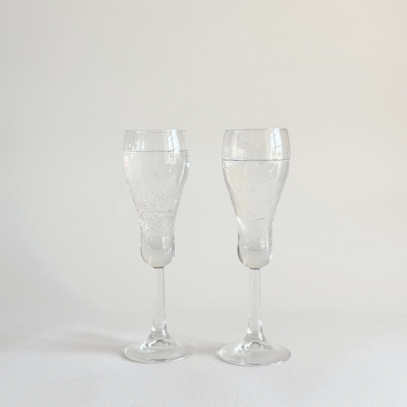 Italian champagne tulip flutes — side view showing H 21 cm height and Ø 5.5 cm opening